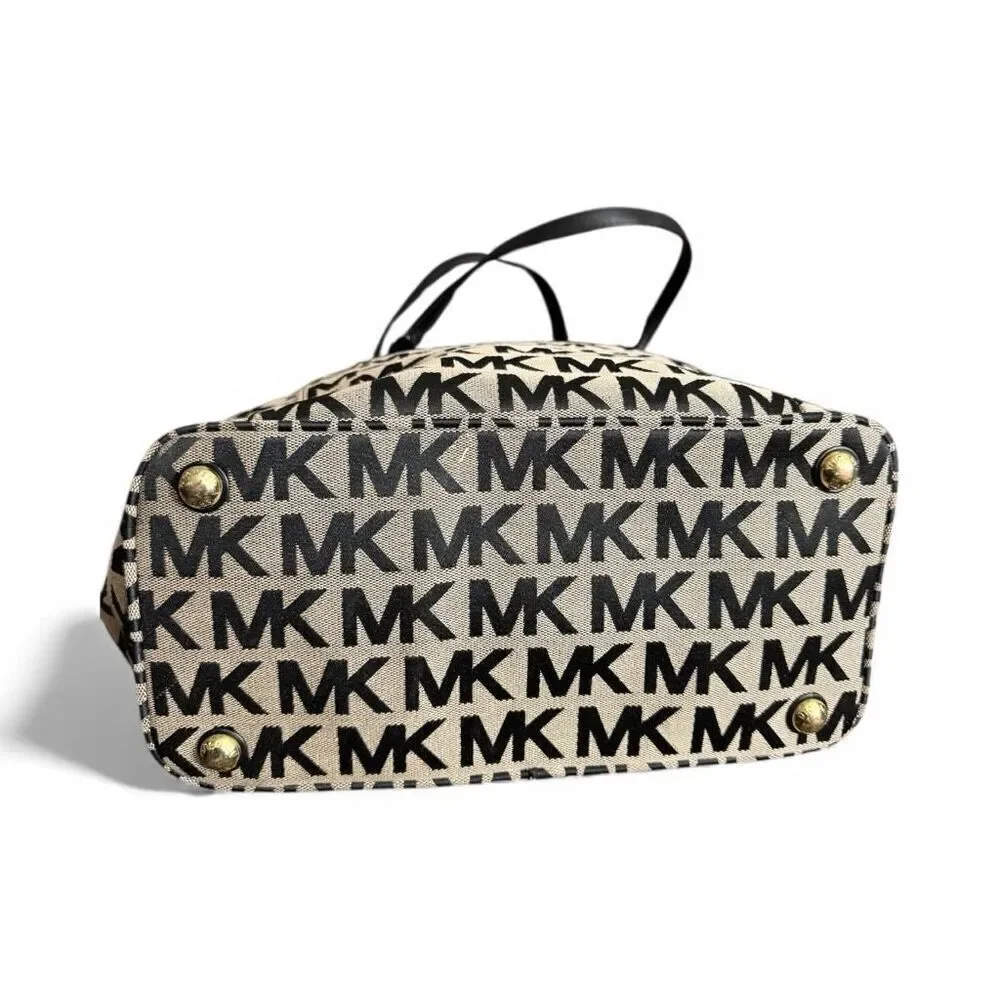 Michael Kors large compartment